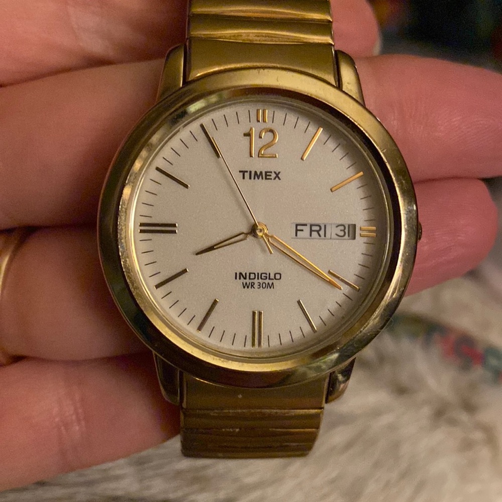 Men’s Timex Indeglo watch. Runs and is in great condition.